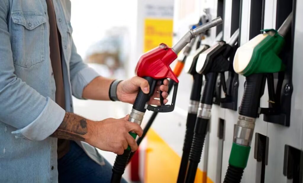 Gobierno podría reactivar subsidio a la gasolina si el precio del petróleo sigue al alza