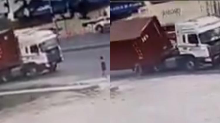 VIDEO: Mujer muere aplastada por contenedor que cayó de un tráiler