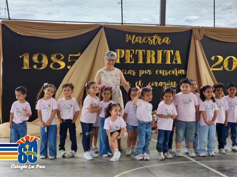 Reconocimiento a la maestra Petrita Ramírez: 40 años de amor y dedicación en el Colegio La Paz de SP