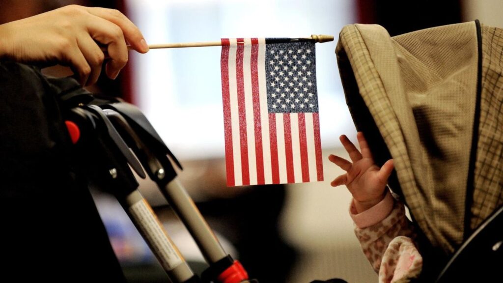 Corte de EE.UU. permite a Trump negar ciudadanía a hijos de migrantes indocumentados