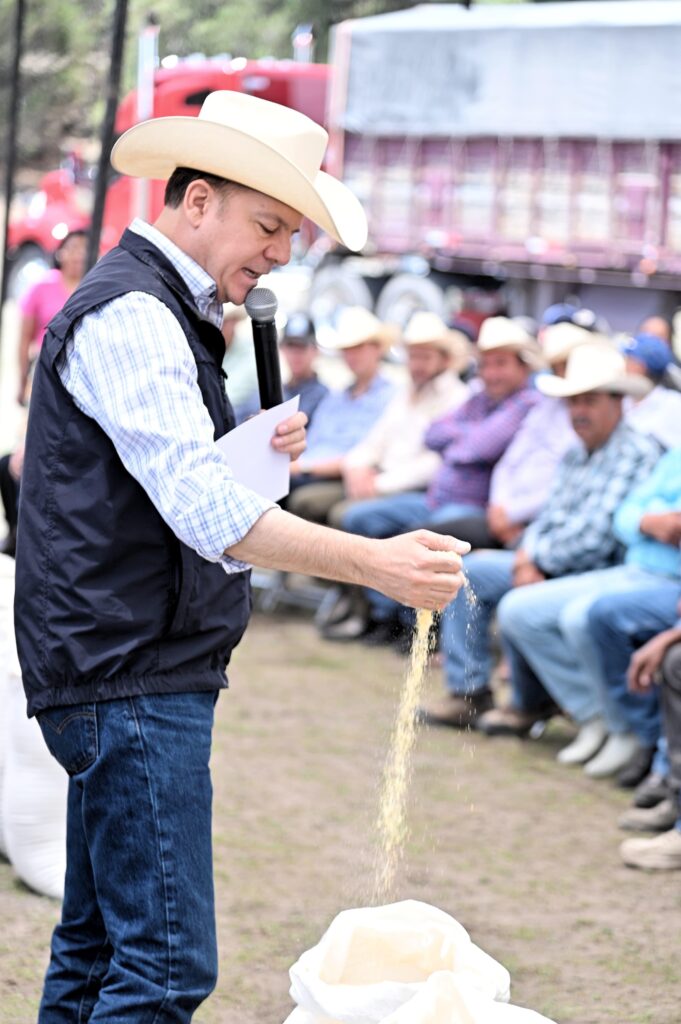 Con la entrega de 200 toneladas de maíz molido como alimento para ganado, Esteban Villegas fortalece al campo de la Sierra duranguense