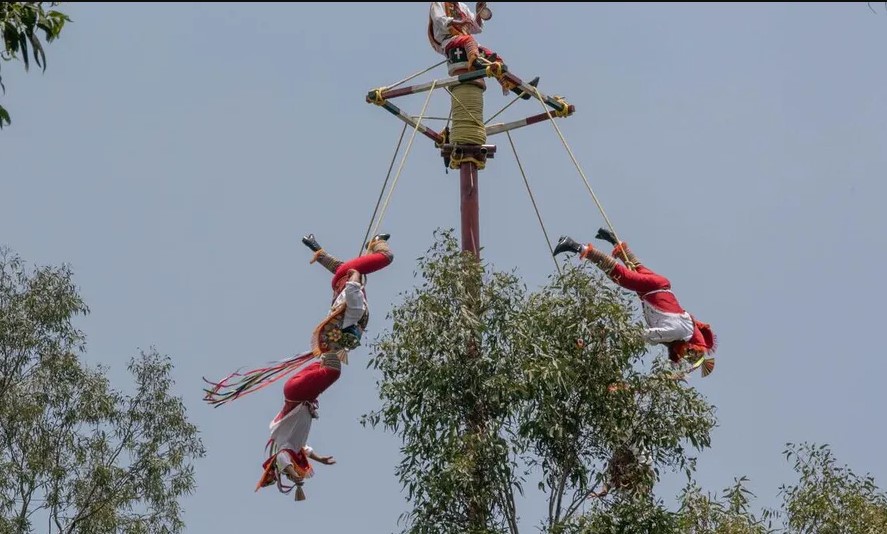 Colapsa estructura de Voladores de Papantla y caen más de 10 metros