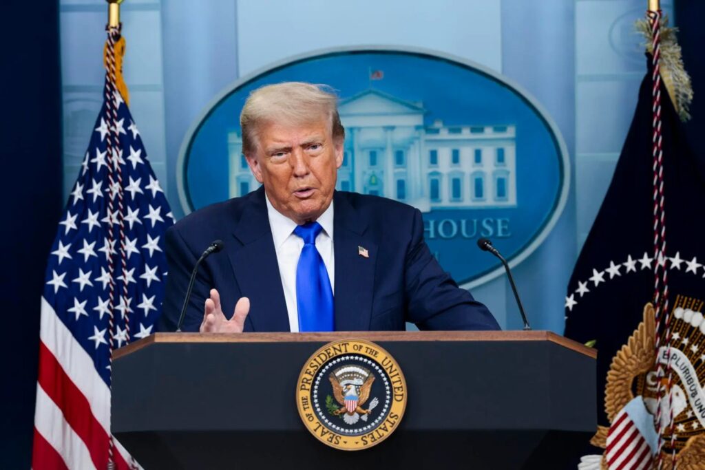 Trump ordena cortar fondos federales a ONG involucradas en disturbios