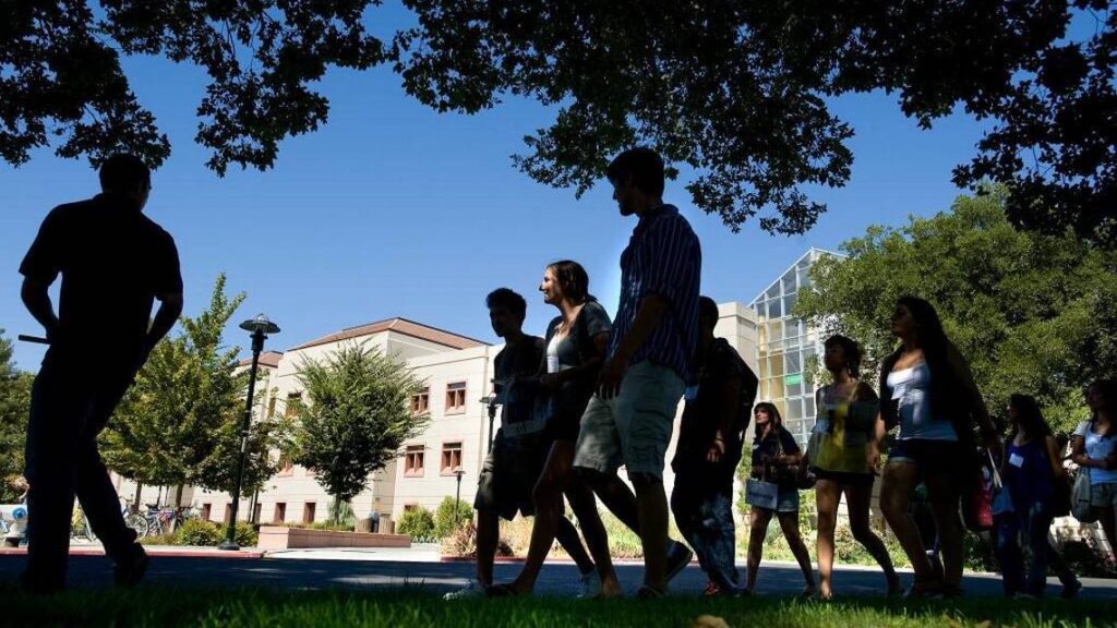 Texas ordena a sus universidades públicas identificar a estudiantes indocumentados
