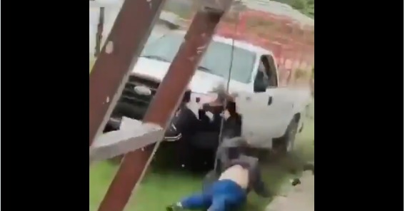 VIDEO: Disputa por terenos termina con madre, hija atropelladas