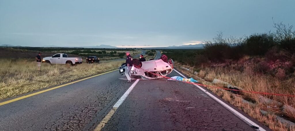 Se accidenta Uber en la carretera a Parral , muere el conductor y quedan lesionados 2 adultos mayores