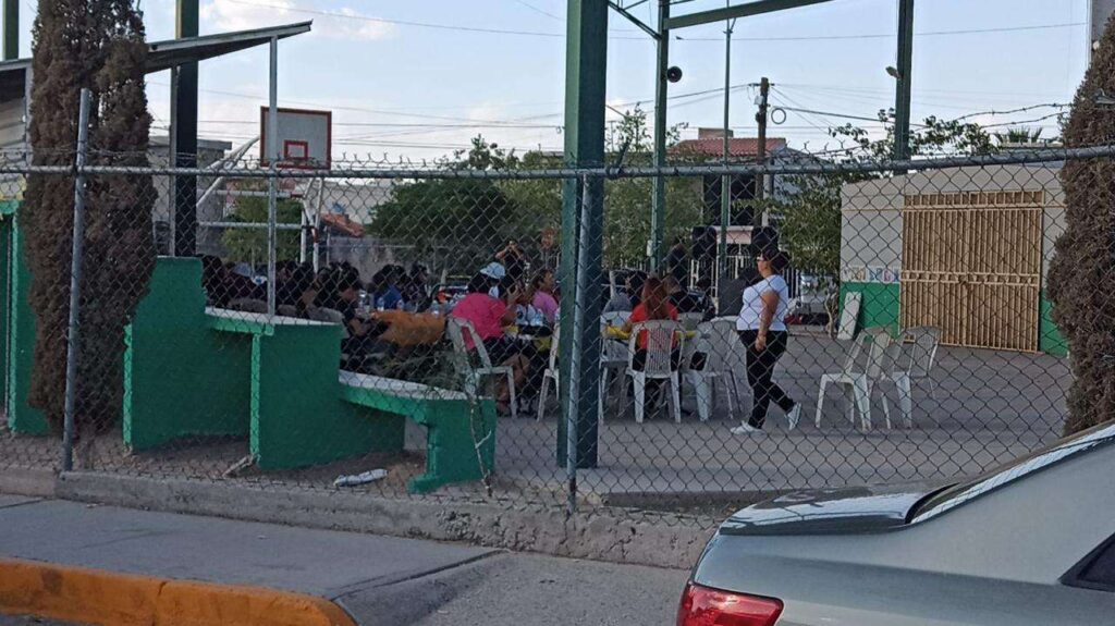 Terror frente a escuela: ejecutan a hombre durante convivio escolar