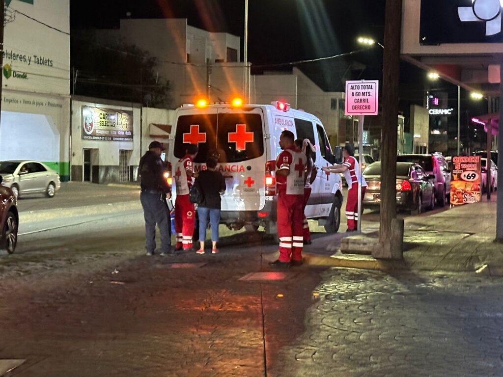 (Galería ) Triple choque en Avenida Independencia deja una mujer lesionada; vehículo oficial involucrado