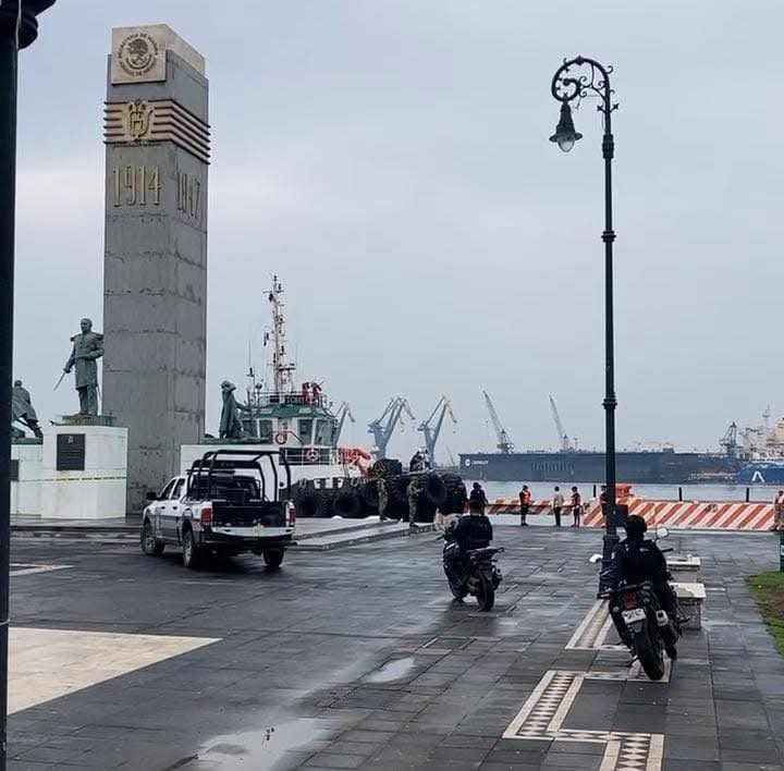 En Veracruz, dos personas fallecieron al caer al mar dentro de un auto