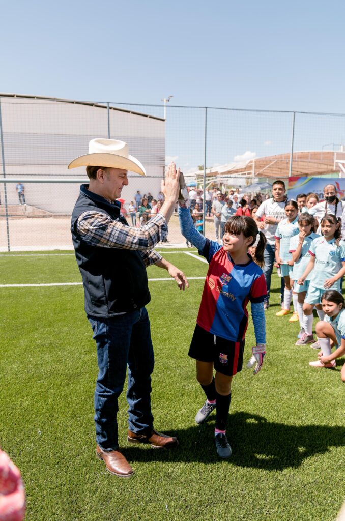 Esteban Villegas entrega nueva cancha de Futbol 7 en Cuencamé para impulsar el deporte y la con