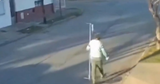 VIDEO: Paciente se escapa del hospital con el suero puesto para comprar botella de vino… ¡y regresa como si nada hubiera pasado!