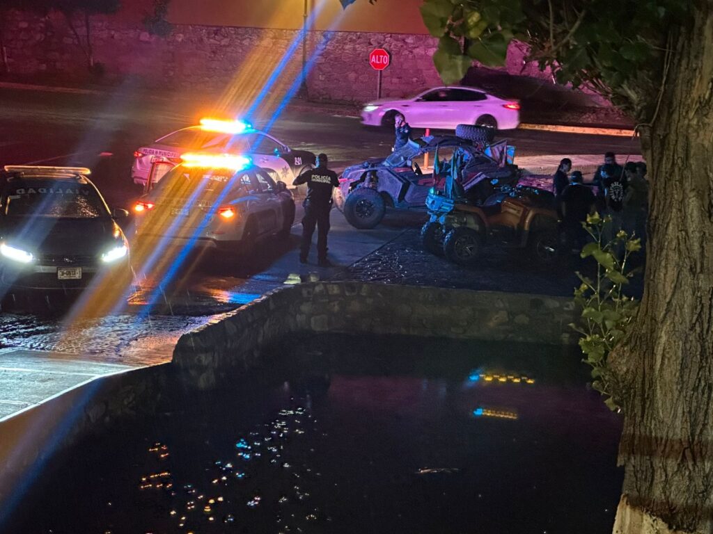 Detiene Seguridad Pública a jóvenes que jugaban carreras en RZR y cuatrimotos sobre la vialidad del Río.