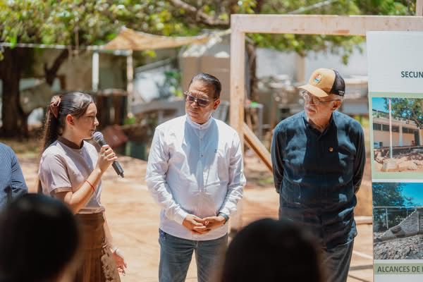 LLeva Navarro mejoras para la educación en el Jicote
