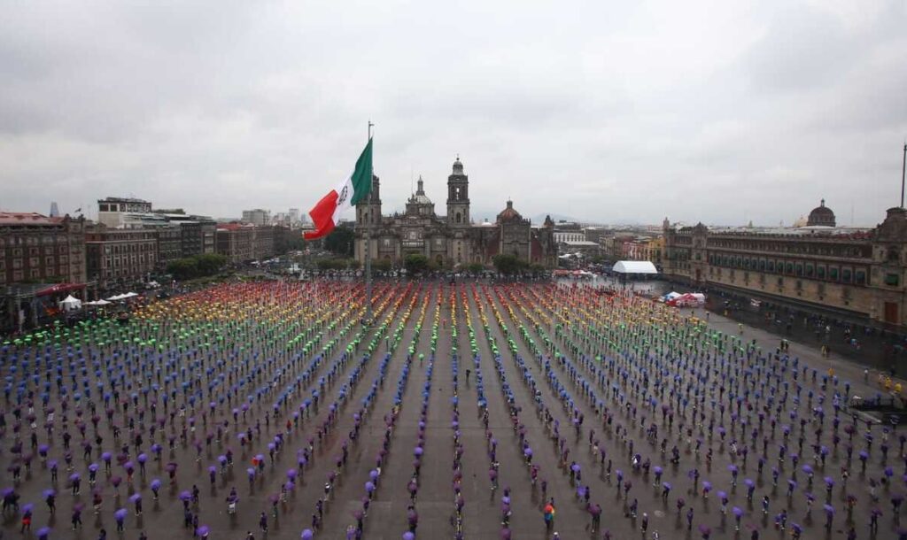 Crean la bandera LGBT+ más grande del mundo en CdMx