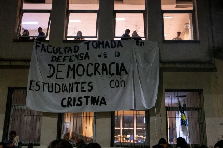 Universitarios argentinos tomaron distintas facultades en apoyo a Cristina Kirchner