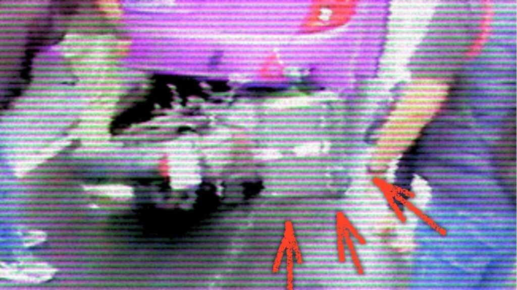 Vídeo: Motociclista se queda prensado en camión tras derrapar