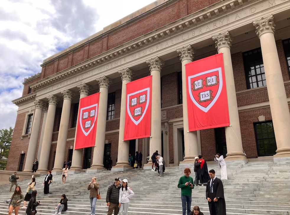 Donald Trump intensifica medidas contra Harvard