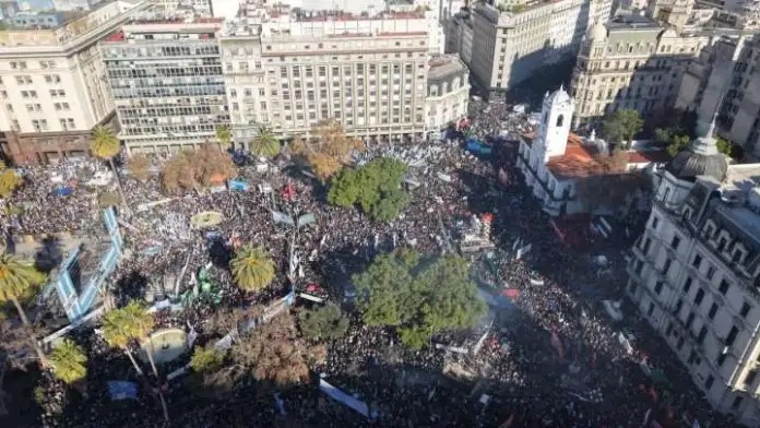 Argentinos marchan en respaldo a Cristina Fernández