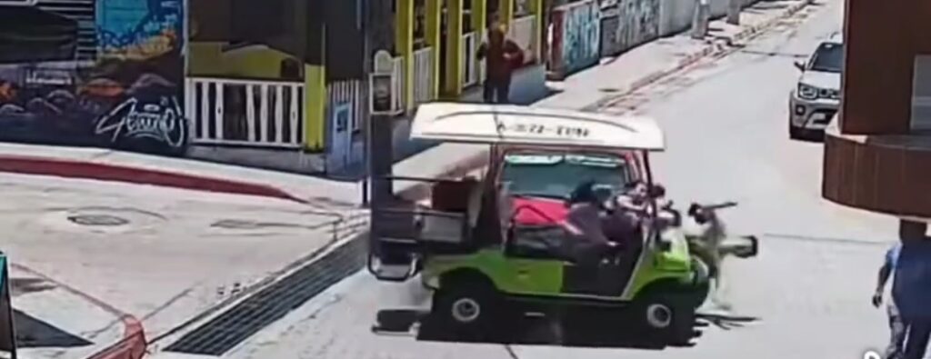 VIDEO: Pareja sale volando de carrito de golf tras brutal choque con un taxi
