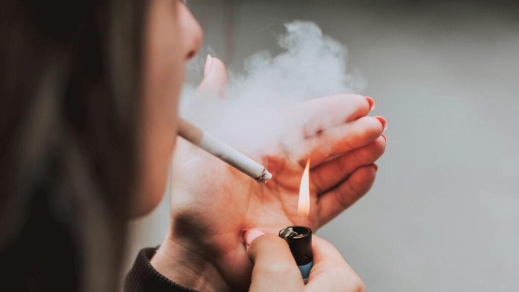 Francia prohíbe fumar en playas y parques: nueva ley antitabaco