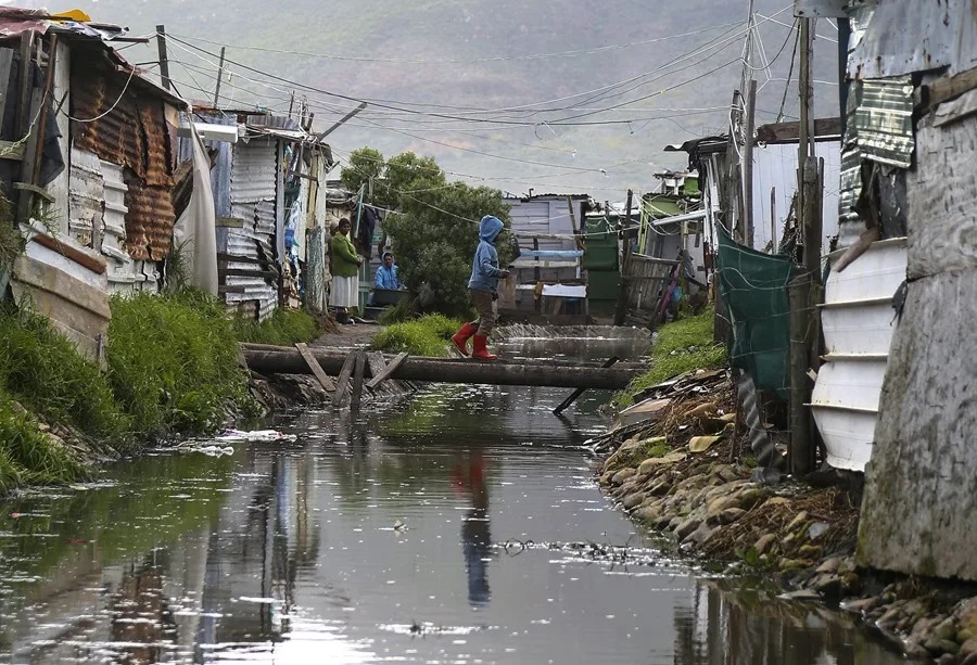 Reportan 49 muertos por las inundaciones en el este de Sudáfrica