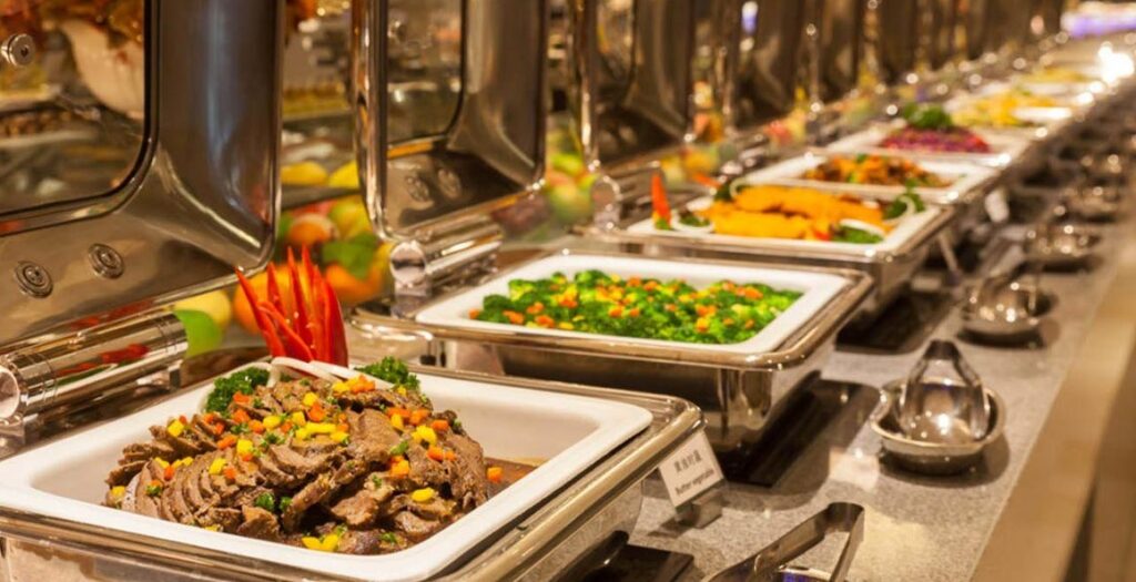 VIDEO: Cliente es expulsado de buffet por «excederse» y comer mucho