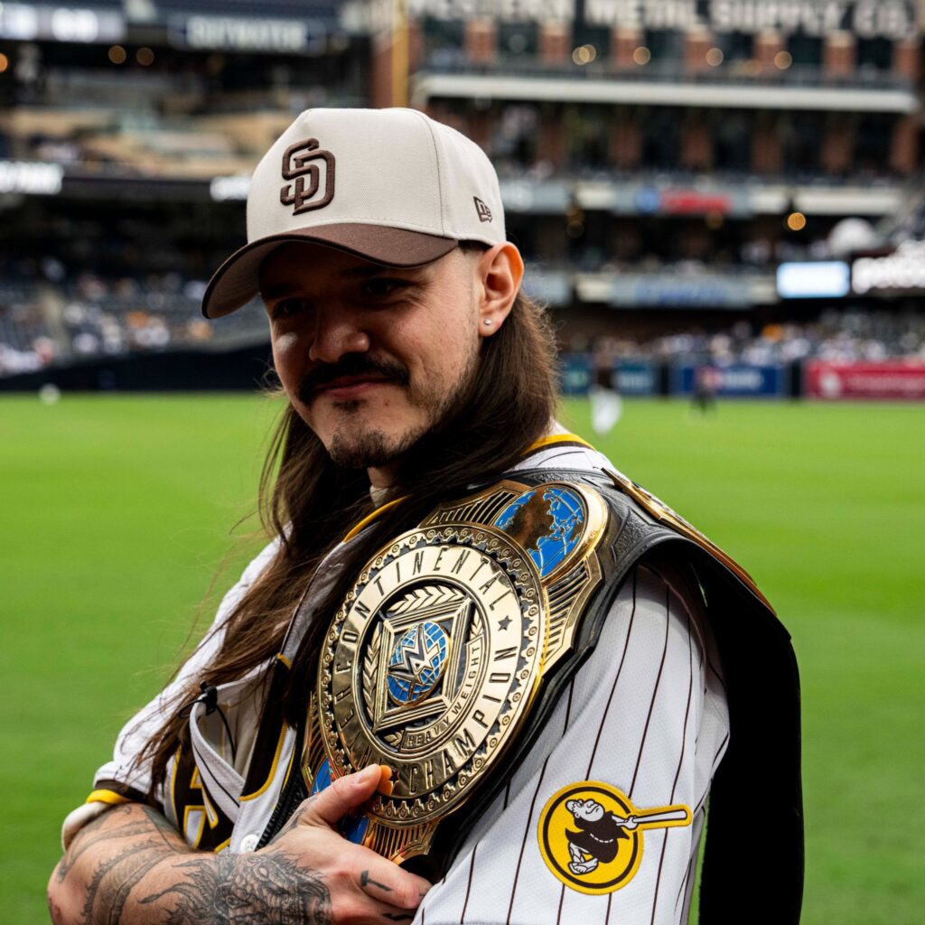Del ring al diamante; Dominik Mysterio lanzo la primera bola en el triunfo de San Diego.