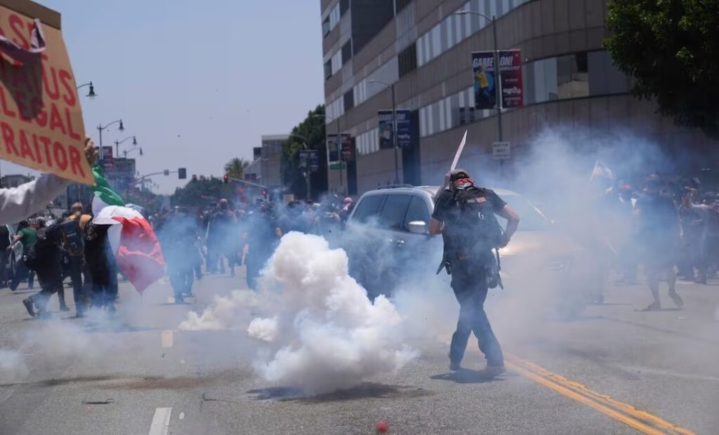 Decenas protestan en Los Ángeles contra redadas migratorias por tercer día consecutivo