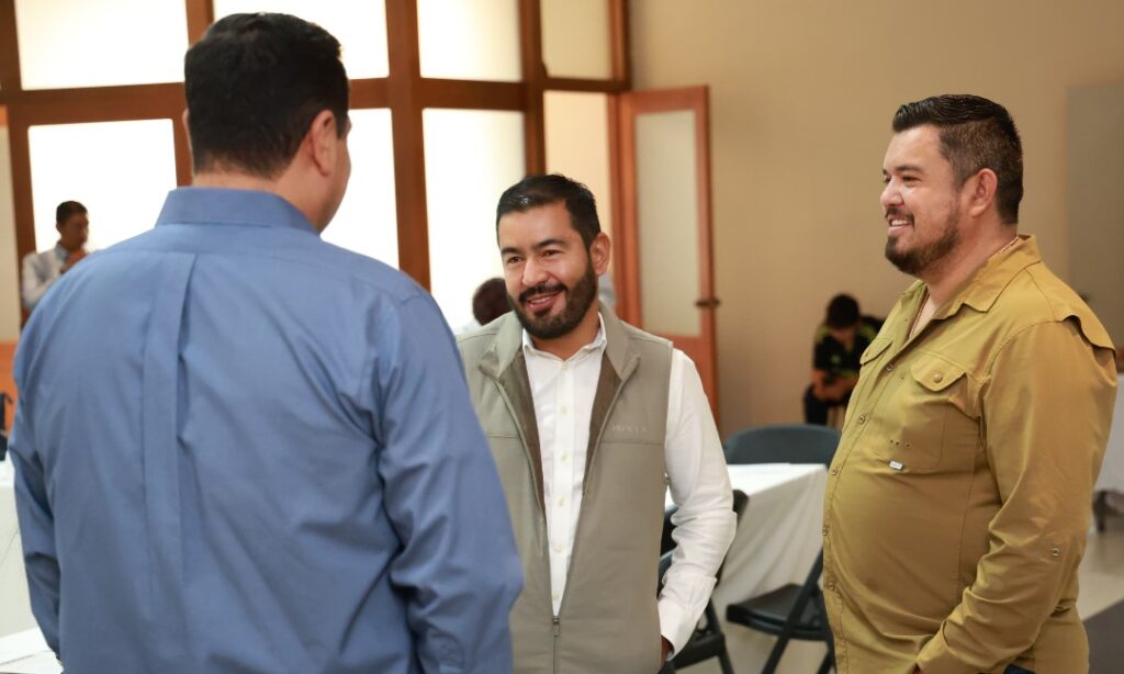 Diez alcaldes electos se reúnen con el líder del Congreso