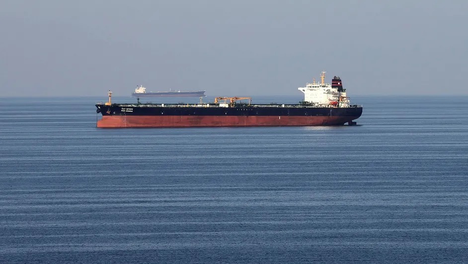 Parlamento de Irán pide cerrar el estrecho de Ormuz, clave para el petróleo mundial