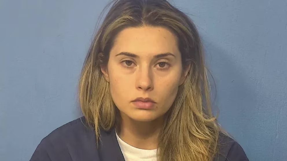 Maestra abusó sexualmente de un estudiante en al menos 45 ocasiones enfrenta 55 cargos