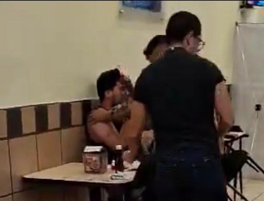 Apuñalan a joven de la comunidad LGBT+ en taquería de Puebla; denuncian crimen de odio