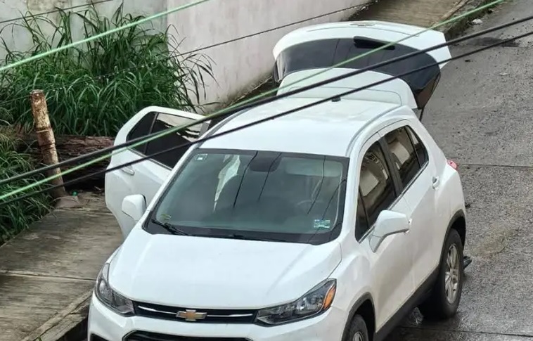 Dejan cuatro cabezas humanas y restos desmembrados en camioneta abandonada
