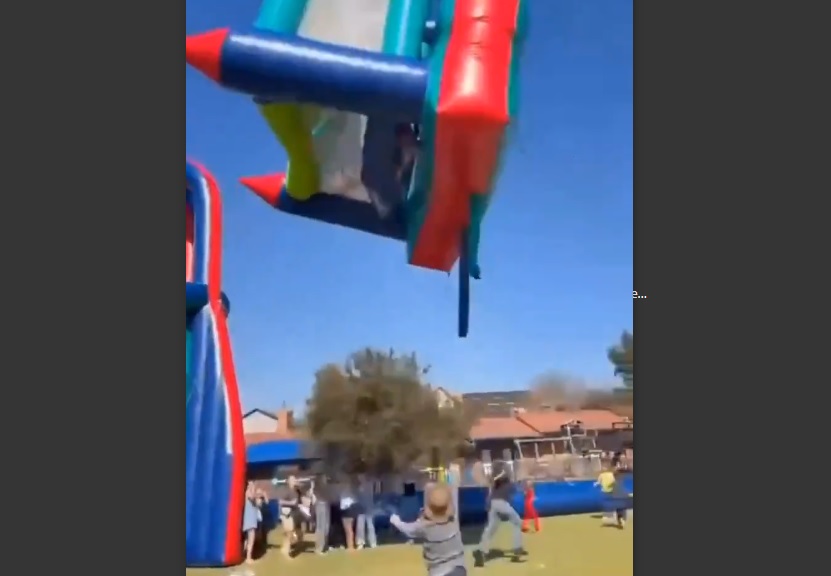 VIDEO: Castillo inflable salió volando con niños dentro y desató el pánico en un festival escolar