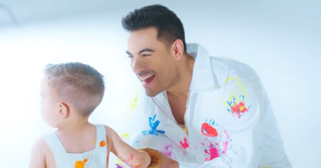 Carlos Rivera presenta a su hijo León en un emotivo video musical y enternece a sus fans