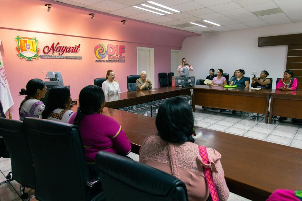 Apoya doctora Betariz Estrada a mujeres emprendedoras de pueblos originarios