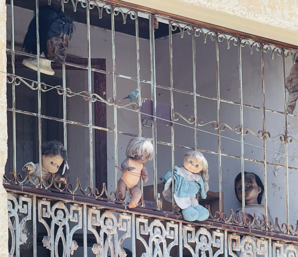Casa en Analco con muñecas colgando genera incertidumbre entre vecinos  ¿Ya pasaste por ahí ?