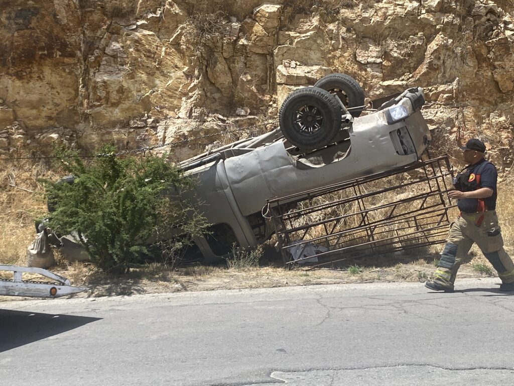 Impactante volcadura cerca de Parral; camioneta queda llantas arriba