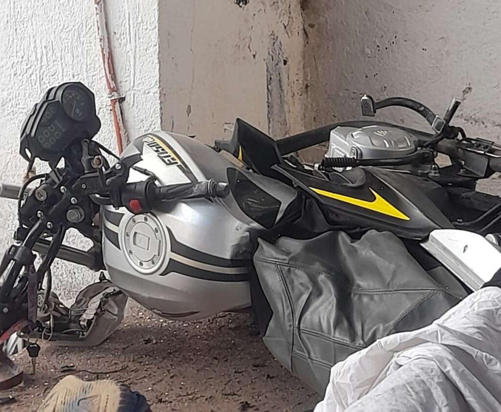 Muere joven motociclista tras chocar contra auto y muro en Cuauhtémoc