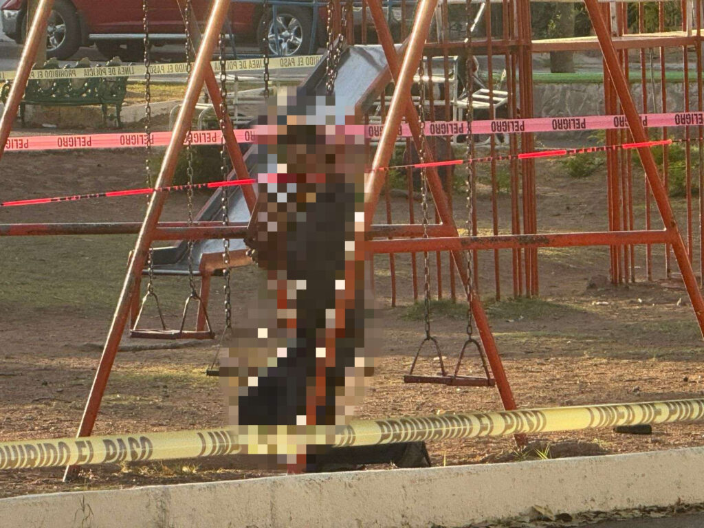 Macabro hallazgo en parque, lo encuentran sin vida en los columpios