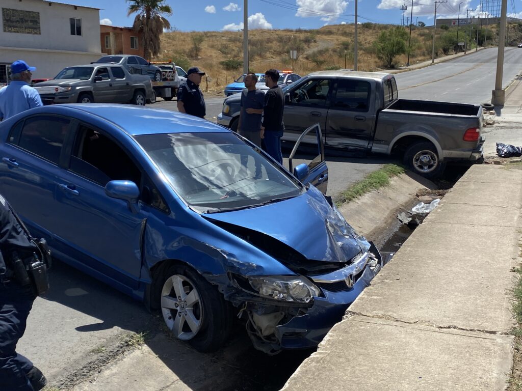 Choque entre tres vehículos bloquea por completo el Periférico Sur