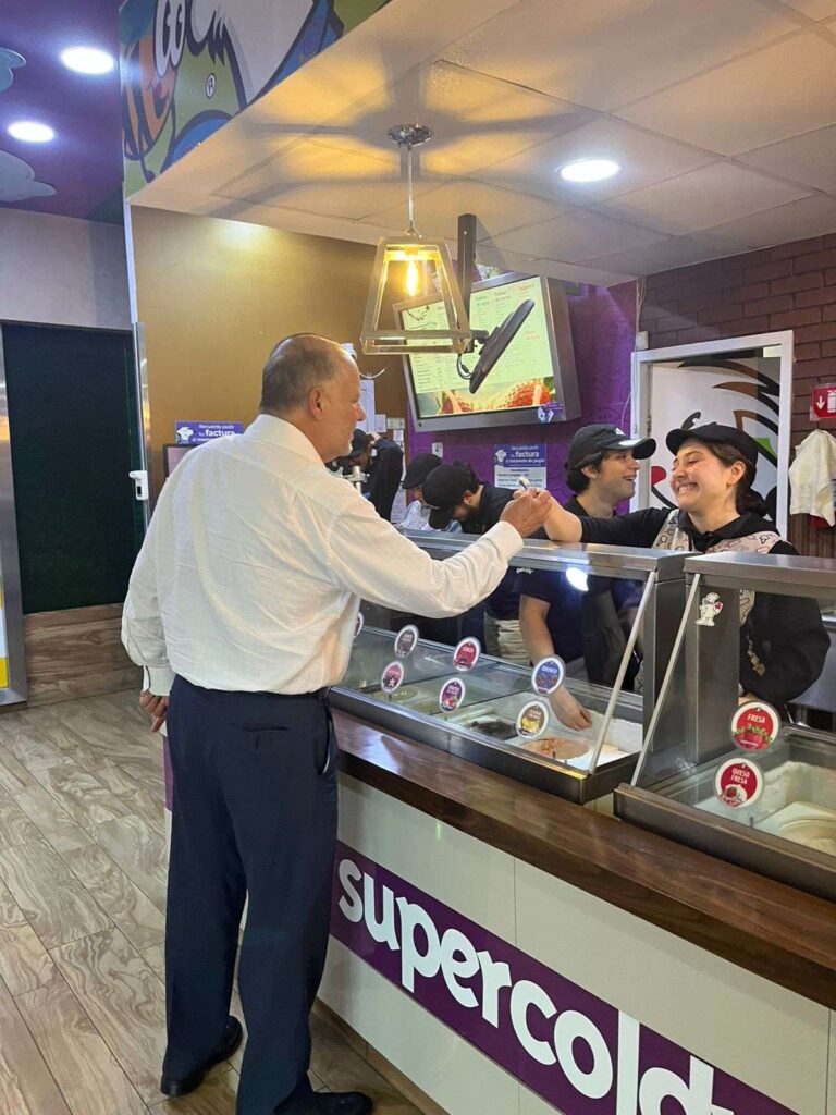 César Duarte celebra con helado tras fallo a su favor en Texas