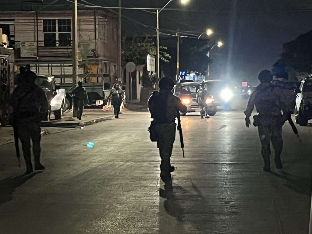 Atacan a balazos a mujer, le dan un disparo en la cara