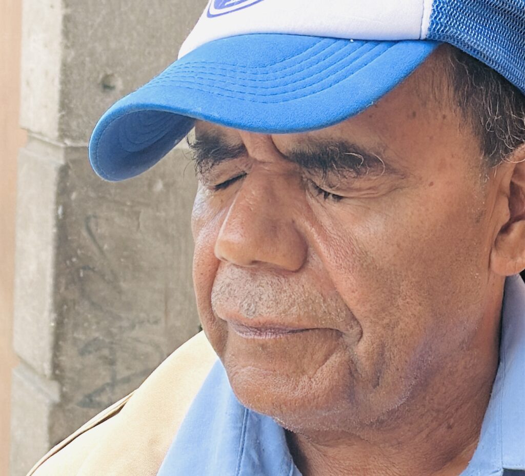 Hace 30 años perdió la vista y hoy enfrenta la indiferencia social, adulto mayor pide monedas para sobrevivir