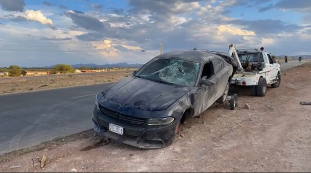 Fuerte volcadura en la carretera Parral a Santa Bárbara