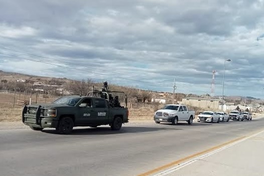 Comando armado despoja de su camioneta a empresario parralense y su familia en la vía corta a Chihuahua