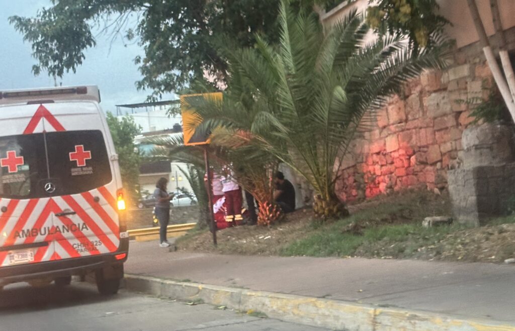 Derrapa menor en su motocicleta sobre la vialidad del río.