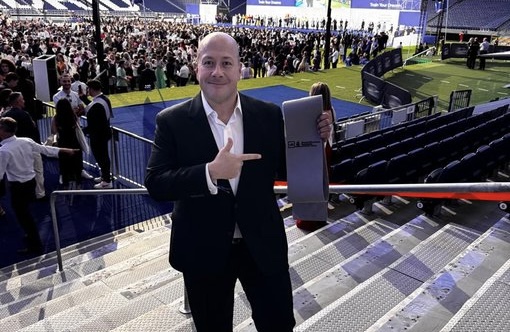 Enrique Alfaro concluye máster en Dirección de Fútbol