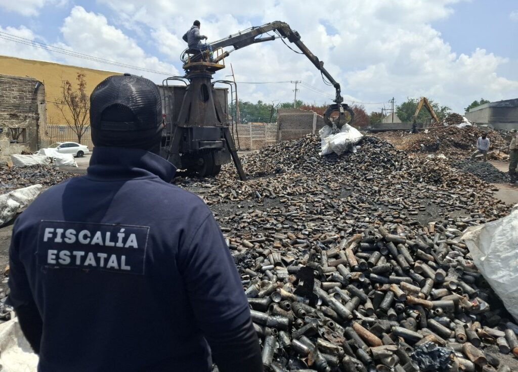 Hallan posibles restos de persona desaparecida en incendio de fábrica de aerosoles