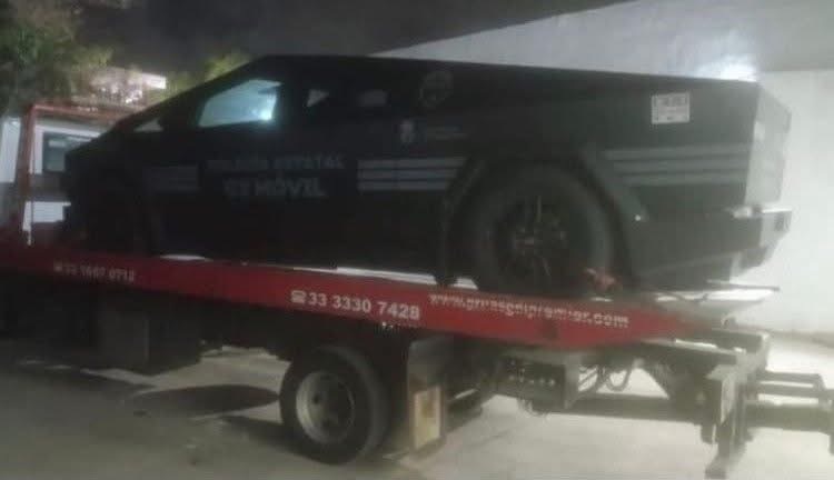 Patrulla Cybertruck termina en grúa